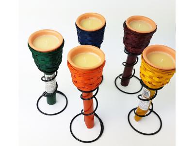Bild zu 4 Stück Citronella Kerzen mit Terracotta Topf und Fackel mit Metallständer