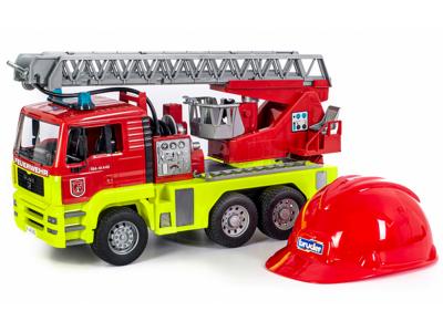 Bild zu Bruder MAN TGA Feuerwehrauto mit Drehleiter Wasserpumpe Light and Sound + Feuerwehrhelm
